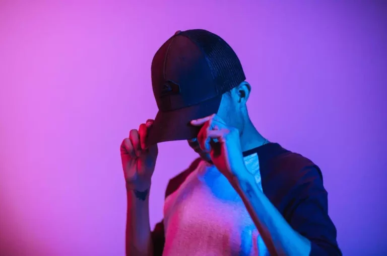 Firmowe czapki z daszkiem - nowoczesny nośnik reklamy