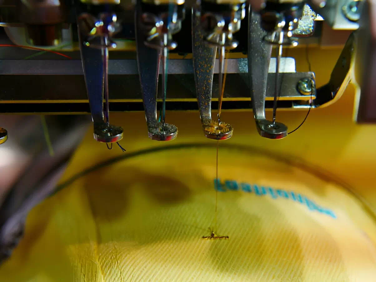 Haft komputerowy – jakość i elegancja ubrań z logo