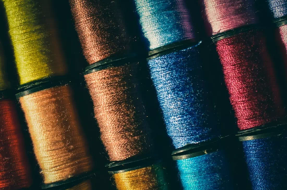 Jakie metody znakowania stosuje się w produkcji ubrań z logo?