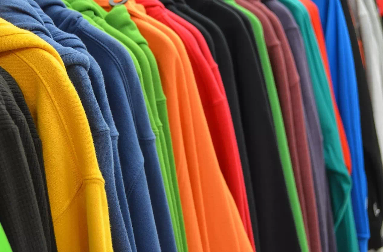 Z jakich materiałów wykonuje się odzież z logo?