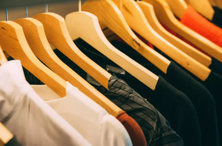 Jak dobrać kolorystykę ubrań firmowych?